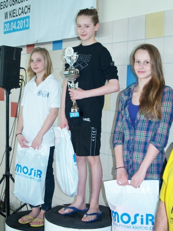 Julia Szafrańska (w środku) została najlepszą zawodniczką wśród 13-latek.