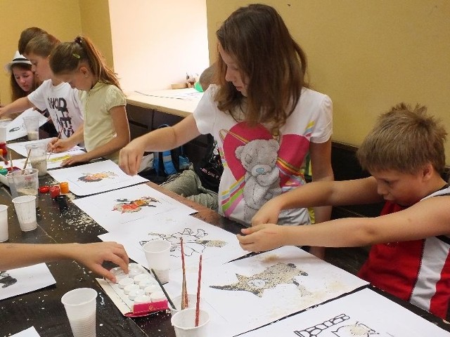 Dzieci z radością biorą udział w warsztatach przygotowanych w Muzeum Przyrody i Techniki