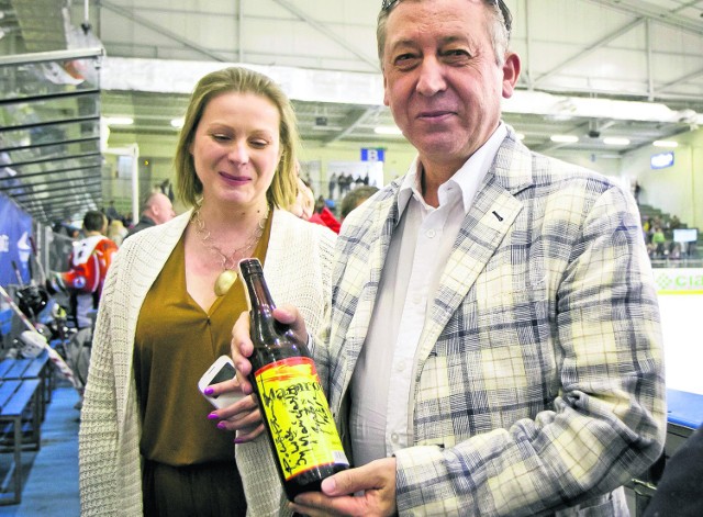 Ryszard Ziarko wspiera nie tylko hokej. Na zdjęciu z żoną oraz butelką „Mamrota”, wina z serialu „Ranczo”, wylicytowaną za znaczną kwotę dla fundacji „Czas nadziei”.