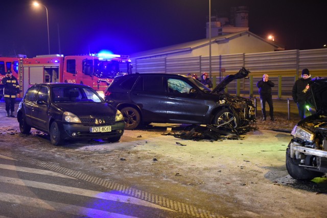 Pośrodku BMW X5 Żandarmerii Wojskowej. To jej kierowca, zdaniem prokuratury, miał spowodować wypadek