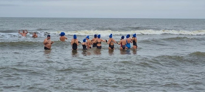 Morsy z Tarnobrzega po pierwszej kąpieli w Bałtyku! Klub BodyMors na Międzynarodowym Zlocie Morsów w Mielnie [ZDJĘCIA]