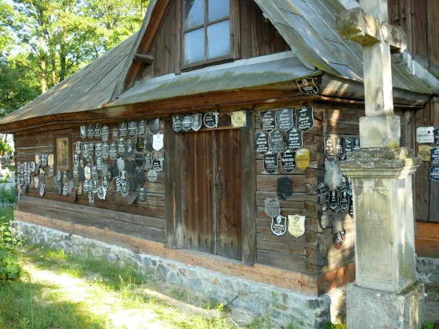 Osobliwością wielkiej urody kościoła cmentarnego w Zaklikowie jest to, że został obity tablicami trumiennymi.