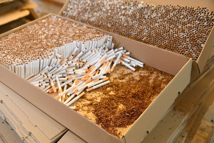 Nielegalna fabryczka papierosów na obrzeżach Lublina zlikwidowana. Zatrzymano 5 osób [WIDEO]