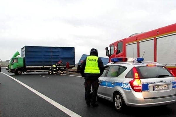 Około godz. 15.00 na obwodnicy Prudnika przewróciła się przyczepasamochodu ciężarowego. Droga była zablokowana przez prawie godzinę.