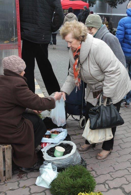 Świąteczne zakupy  na targowisku w Radomiu