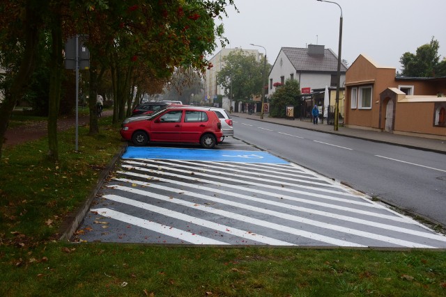 Na starych miejscach postojowych wzdłuż ulicy Krzywoustego w Inowrocławiu pojawiło się nowe oznakowanie poziome. Zmniejszyła się więc liczba miejsc parkingowych na osiedlu. Kierowcy są oburzeni.