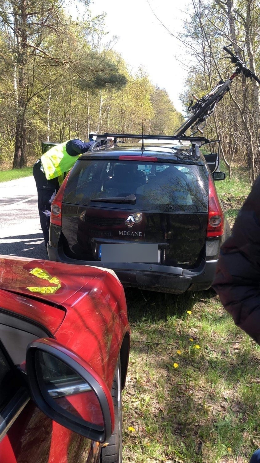 Kaczy Winkiel. 67-latek w Renault Megane zjechał na drugi pas, skosił znak, odbił się od torów i odjechał. Złapała go policja