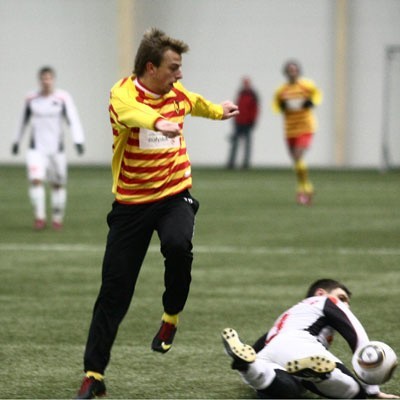 Kamil Grosicki (z lewej) po występie w hali w Mariampolu w piątek zagra na boisku