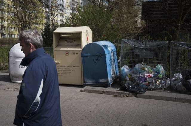 Charakterystyczne pojemniki na odzież stoją w bardzo wielu miejscach Torunia