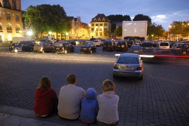 Na placu Zwyciestwa w Slupsku w poniedzialek wieczorem ruszylo letnie kino samochodowe.