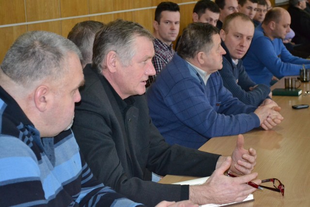Janusz Walczak (pierwszy z lewej) podczas niedawnego spotkania w Przysieku zastanawiał się z innymi rolnikami, czy gospodarze powinni protestować. Dziś coraz więcej rolników chce zademonstrować niezadowolenie