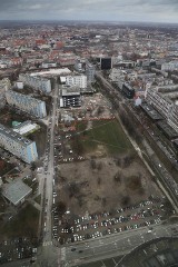 Miasto chce zlikwidować dzikie parkingi przy Sky Tower, ale nie ma pieniędzy