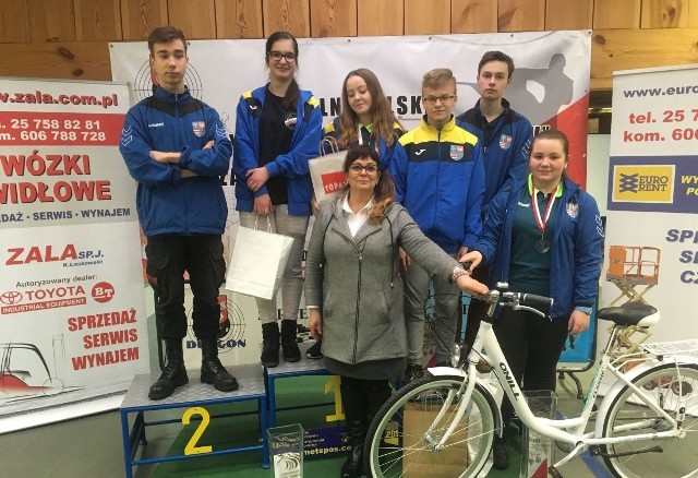 Cała ekipa Świtu Starachowice z rowerem, główną nagrodą zdobytą przez naszą zawodniczkę Gabrielę Rybicką