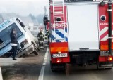 Dziewięć osób uwięzionych w wywróconym autobusie