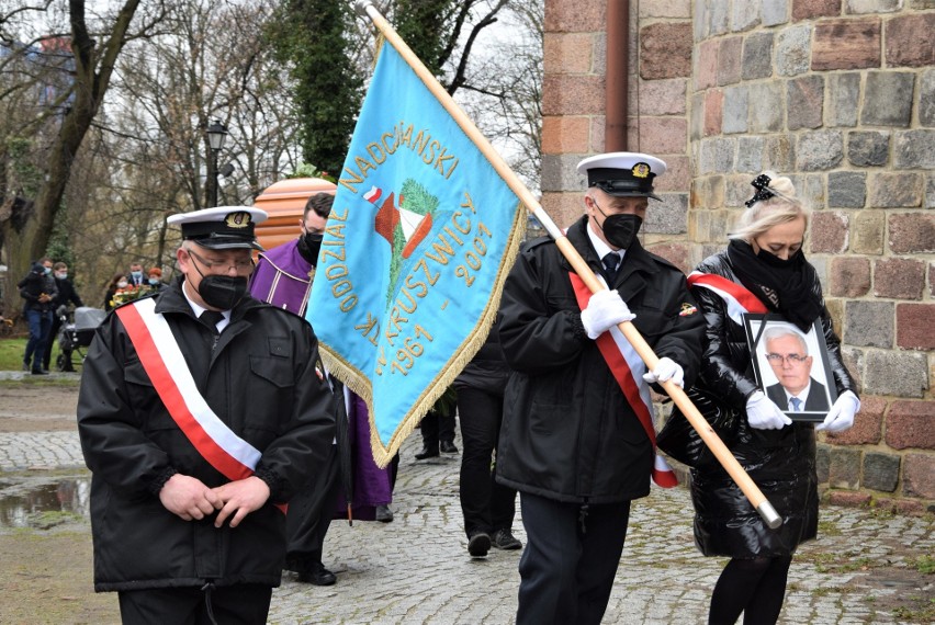 Na cmentarzu u stóp kolegiaty w Kruszwicy odbył się 15...