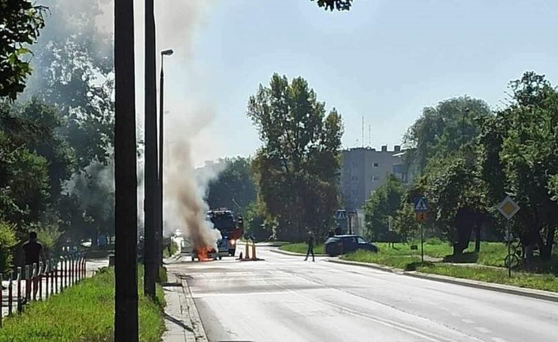 Kraków. Auto osobowe spłonęło na ulicy. Strażacy ustalają, co było przyczyną pojawienia się ognia 