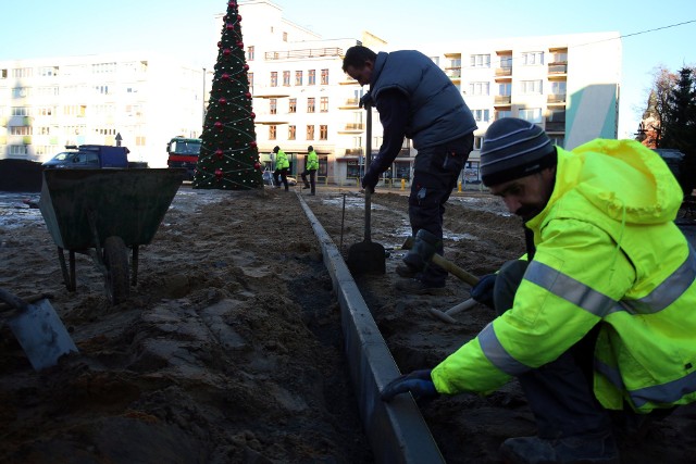 Mieszkańcy nie będą musieli chodzić już po piasku na Starym Rynku, w poniedziałek rozpoczęto budowę ścieżki z polbruku.