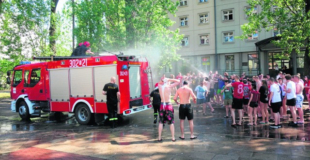 Pobudka studencka na Lumumbowie, czyli jedna z tradycji juwenaliów UŁ. Z przyjezdnymi na studia jest tak, że każdy ma swoją pobudkę...