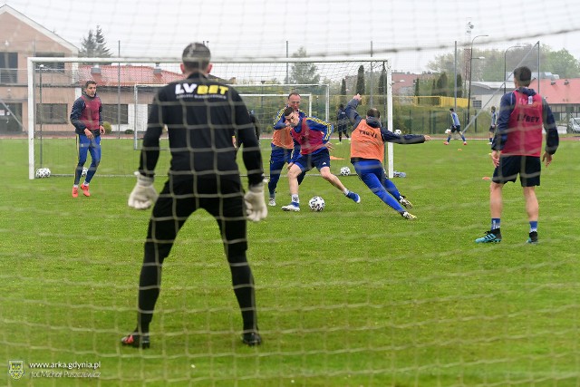 Piłkarze Arki Gdynia podczas wtorkowego (19.05.2020) treningu w Gniewinie