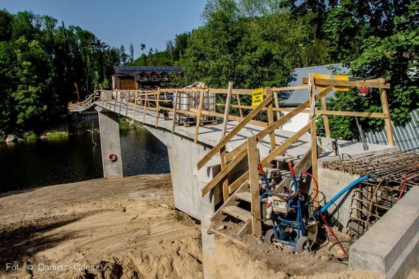 Budują nowy most nad Jeziorem Bystrzyckim. Zastąpi wiszącą przeprawę (ZDJĘCIA)