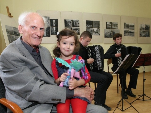 Życzenia urodzinowe składała także wnuczka pana Janusza, grało dla niego trio akordeonowe.