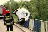 Wypadek pod Karlinem. Mercedes zawisł na barierze mostu. 31-letnia kobieta ranna (zdjęcia)
