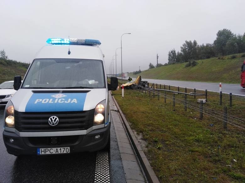 Strażacy z Pucka i Wejherowa udzielili pomocy kierowcy i ugasili płonące na autostradzie A1 Lamborghini. Zdjęcia