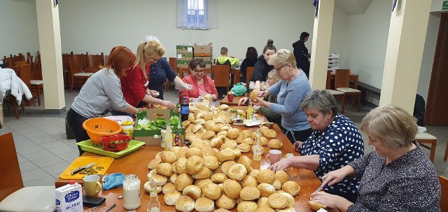 Strażacy i panie z Zespołu Giebułtowianki przygotowali kanapki i drożdżówki dla uchodźców