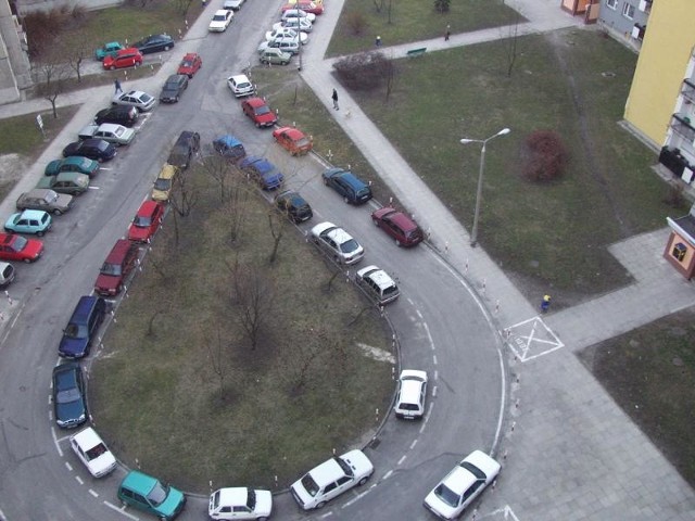 Widoczny po prawej stronie "łezki&#8221; na ul. Batalionu "Zośka&#8221; zakreślony kawałek terenu zajmie parking dla 15 samochodów. Przesunięty zostanie chodnik oraz oświetlenie ulicy.