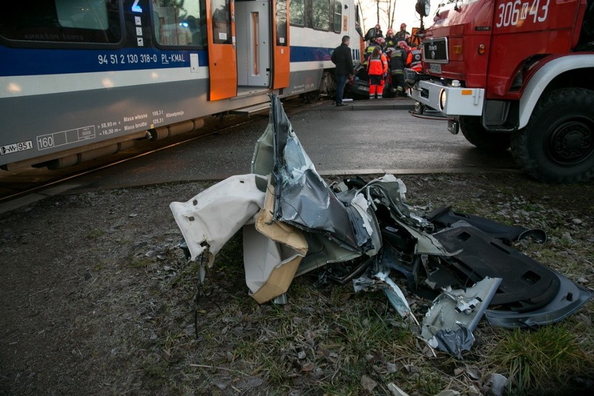 Wypadek w Krakowie. Samochód zderzył się z pociągiem w...