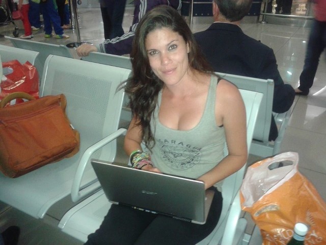 Kivia Costa - nasza korespondentka w drodze do Brazylii. Tutaj na lotnisku Fiumicino w Rzymie.