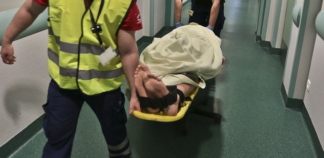 W sobotę do zielonogórskiego szpitala został przywieziony poważnie ranny mężczyzna. Po badaniach okazało się, że doszło do złamania kręgosłupa i prawdopodobnie przerwania rdzenia kręgowego.