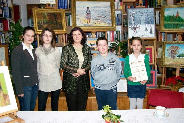 Od lewej stoją:  Dorota i Ola Kurek, Zofia Jesionowska, Krystian Łożyński i Julia Malinowska