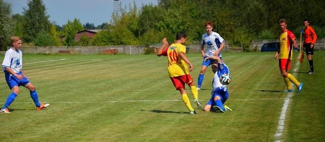 Piłkarze Szydłowianki (w biało-niebieskich strojach) wygrali 4:2 ze Zniczem II Pruszków.