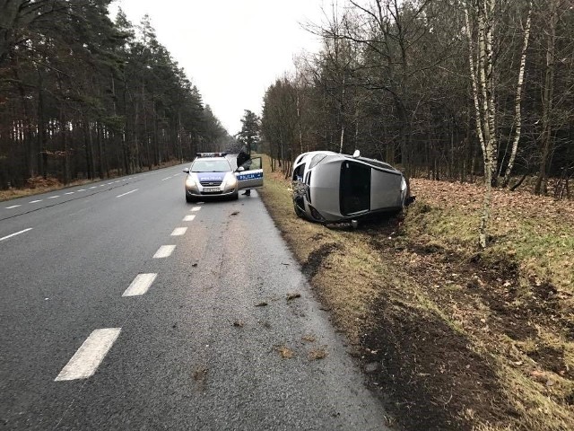 Dziś około południa na 81 km drogi krajowej nr 6 w okolicach miejscowości Szydłowo dachował Opel. Na szczęście nikomu nic się nie stało.Zobacz także Wypadek w Szczecinku