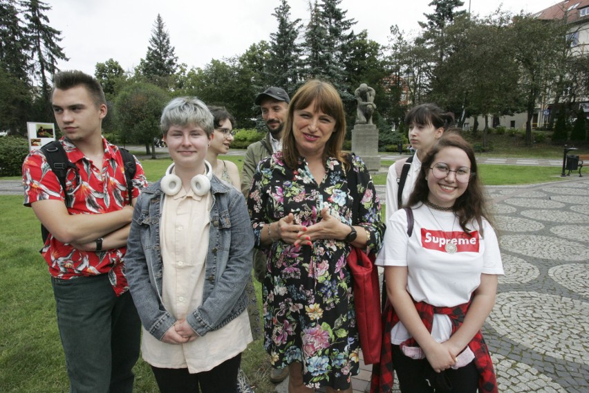 Wystawa plenerowa plastyka na skwerze im. Pierwszych Słupszczan