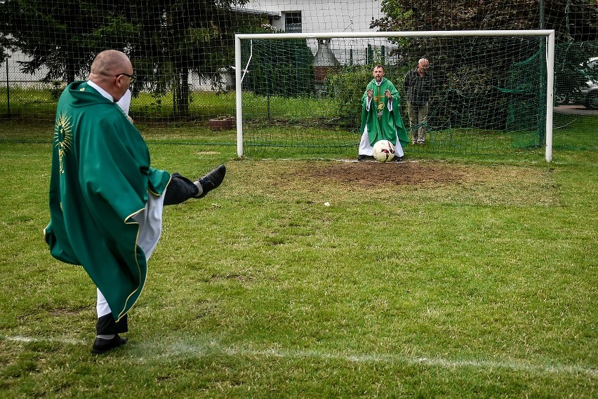 Strzela o. Ryszard Hoppe, proboszcz parafii w Chludowie....