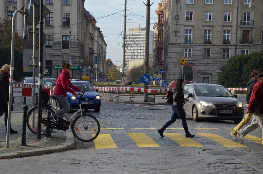 Przebudowa placu Kościuszki. Największy problem mają piesi, a robotników nie widać (ZDJĘCIA)