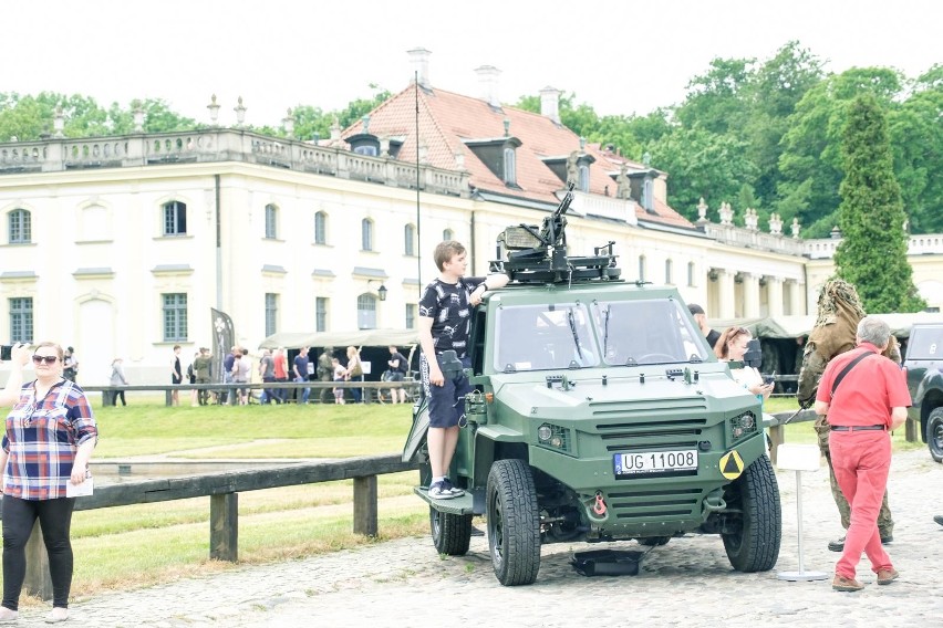 Piknik militarny przed Pałacem Branickich w Białymstoku...