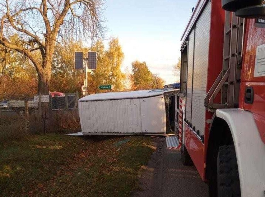 Wypadek busa i samochodu dostawczego pod Skierniewicami. Jedna osoba ranna ZDJĘCIA