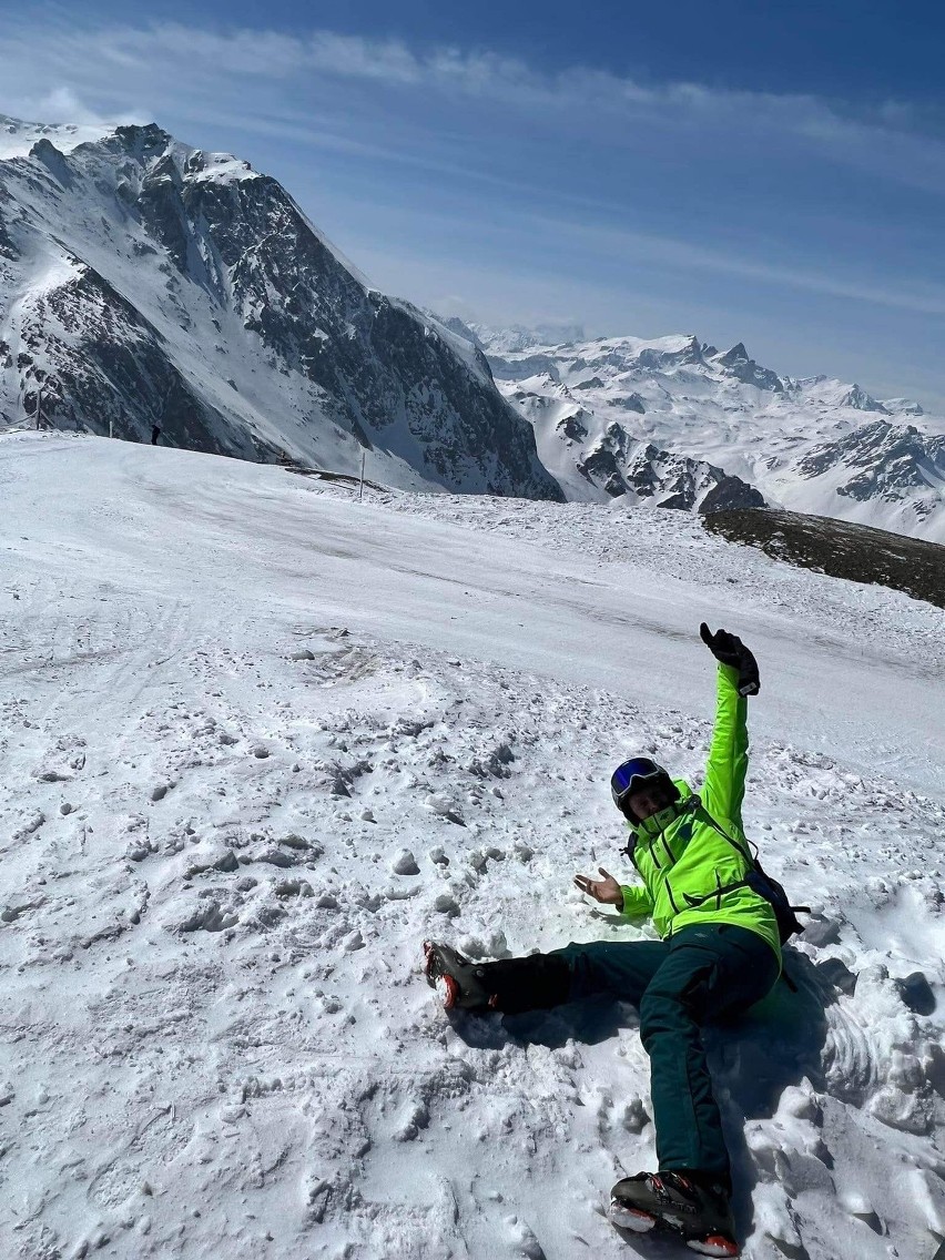 Aktor z Kielc Rafał Zawierucha szalał na nartach we francuskich Alpach. Był duszą towarzystwa! Zobacz zdjęcia