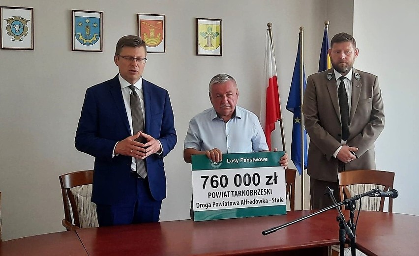 760 tysięcy złotych od Lasów Państwowych na remont drogi powiatowej Alfredówka - Stale. Promesę wręczył wiceminister sprawiedliwości 