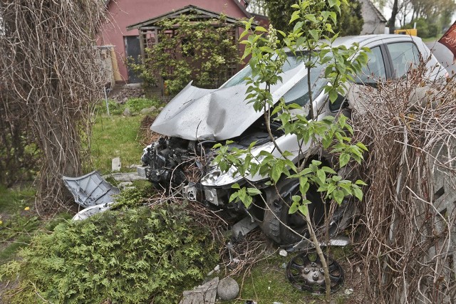 Do zdarzenia doszło w środę (4 maja) na ul. Zielonogórskiej w Zielonej Górze. Peugeot wypadł z drogi i rozbił betonowy płot.Kierująca peugeotem na świebodzińskich tablicach rejestracyjnych jechała ul. Zielonogórską w kierunku centrum Zielonej Góry. Prawdopodobnie z powodu nadmiernej prędkości straciła panowanie nad samochodem. Peugeot wpadł w poślizg, wypadł z drogi i uderzył w betonowy płot posesji. Siła uderzenia musiała być duża, bo auto rozbiło betonowe ogrodzenie i wpadło do przydomowego ogródka.Na miejsce przyjechała straż pożarna i policja. Kierującej na szczęście nic się nie stało. Ze zderzenia z betonowym ogrodzeniem wyszła bez szwanku. Samochód został jednak bardzo mocno rozbity.- Dobrze, że nikt akurat nie szedł poboczem koło płotu – komentowali przechodnie, którzy przyglądali się wydarzeniom na ul. Zielonogórskiej.