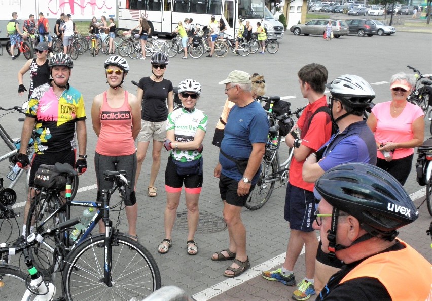 Licząca kilkadziesiąt osób grupa turystów rowerowych wzięła...