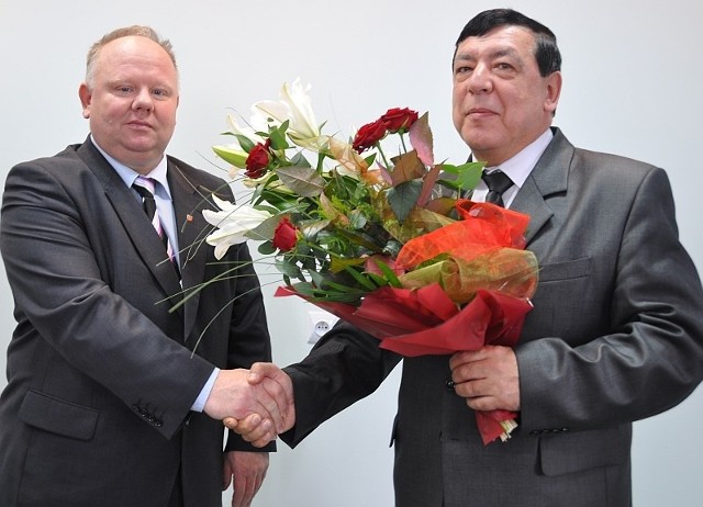 Wójt Tomasz Słoka (z prawej) pierwszy bukiet kwiatów otrzymał od starosty koneckiego Bogdana Sobonia.