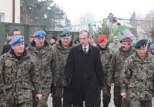Minister obrony narodowej Bogdan Klich przyglądał się ćwiczeniu w Centrum Szkolenia na Potrzeby Sił Pokojowych w Kielcach w towarzystwie dowódców Sił Zbrojnych Rzeczypospolitej Polskiej.