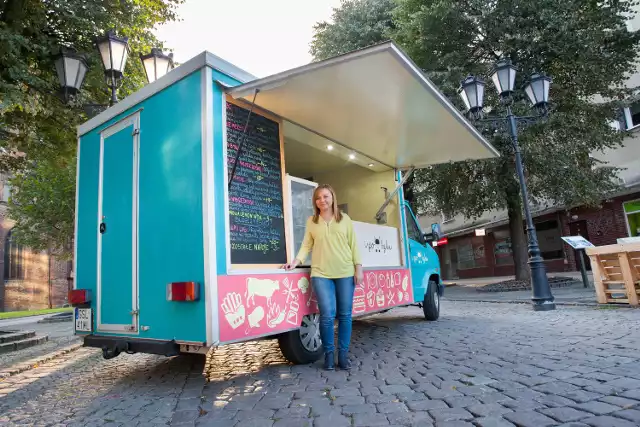 Food truck z dotacji na Nowobramskiej w SłupskuFood truck, czyli pojazd z jedzeniem - tym razem z burgerami.