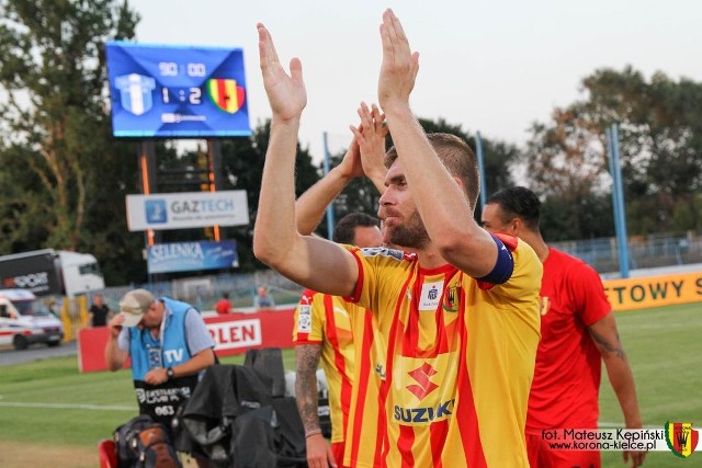 Bartosz Rymaniak z kolegami z drużyny cieszył się z pierwszej wygranej w tym sezonie.