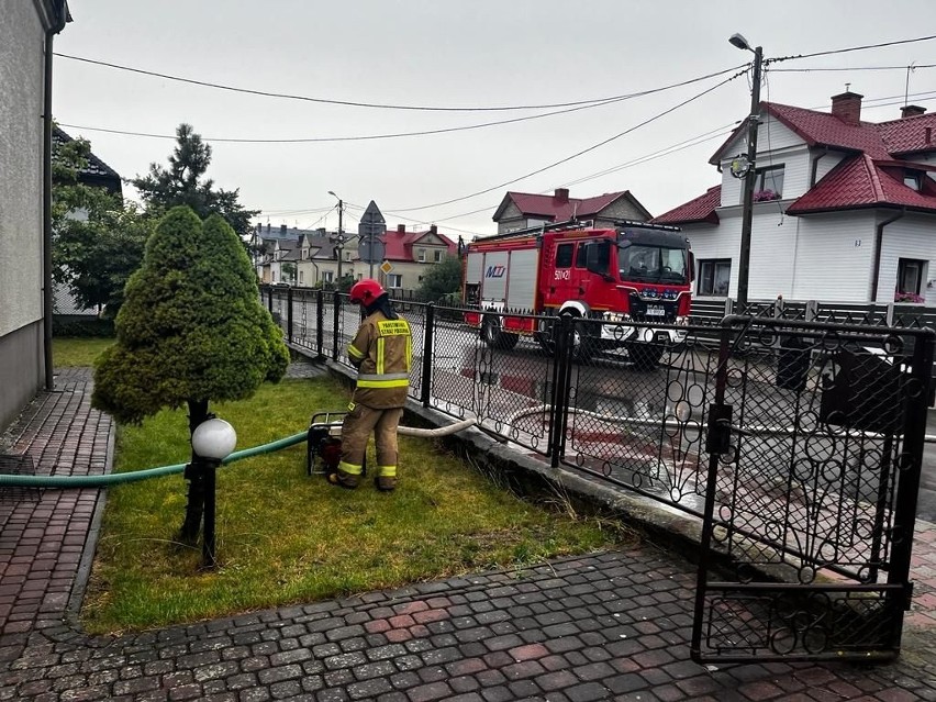 Zalane posesje i powalone drzewa w Staszowie i Szydłowie po przejściu nawałnicy. Zobacz zdjęcia 