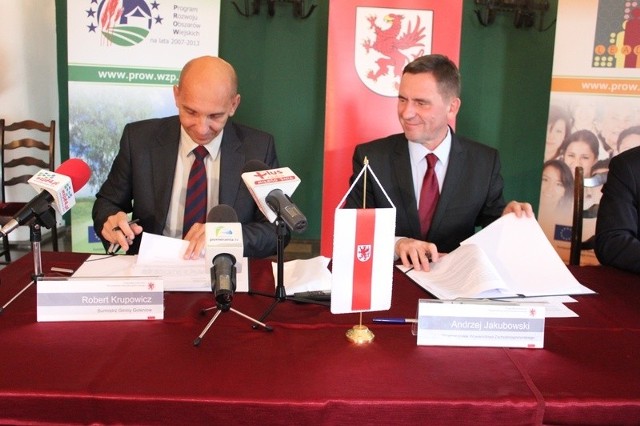 Umowę z wicemarszałkiem Andrzejem Jakubowskim podpisuje burmistrz Goleniowa, Robert Krupowicz.